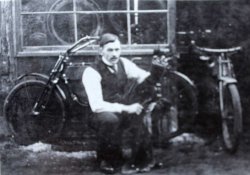 H.J. Jonkers, met achter zich een FN motorfiets